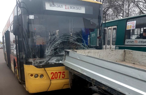 В Житомирі жінка за кермом тролейбуса врізалася у вантажівку. ФОТО