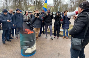 Житомиряни, протестуючи проти нових тарифів, спалили платіжки за газ
