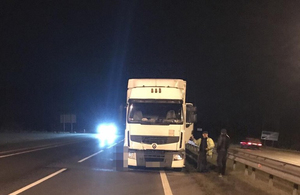Раптово вийшов на дорогу: на Житомирщині під колесами вантажівки загинув пішохід