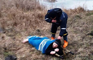 На Житомирщині врятували чоловіка, який провалився під тонку кригу