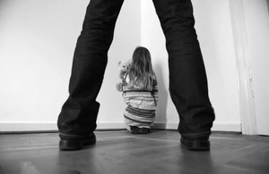 На Житомирщині батько-одинак розбещував свою 5-річну доньку