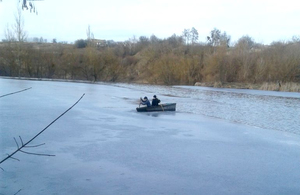 На Житомирщині двоє хлопчаків на човні застрягли посеред річки