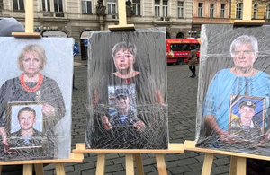 «Ми. Мами. Сильні»: у Чехії показали виставку з портретами житомирянок та їх загиблих синів. ФОТО