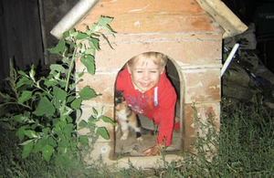 На Житомирщині з дому втік хлопчик: рідні кинулися на пошуки, а він тим часом спав у собачій будці