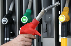 Ціни на нафту рекордно обвалилися: коли ж подешевшає бензин в Україні