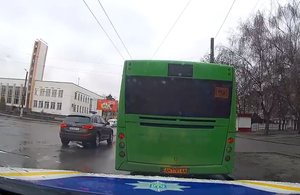 Миттєва карма: в Житомирі водій автобуса проїхав на червоне світло і відразу був зупинений поліцією. ВІДЕО