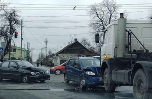 У Житомирі на перехресті зіткнулися два легковика та вантажівка: фото з місця ДТП