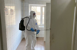 У Радомишлі звільнили санітарку, яка відмовилася без захисного костюма мити палату після померлої від коронавірусу – ЗМІ