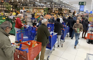 «Не купуйте на пів року вперед»: митниця закликає українців не змітати продукти з полиць магазинів