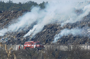 Під Житомиром досі горить сміттєзвалище, їдкий дим несе на житлові будинки. ФОТО