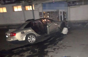 У райцентрі Житомирщини автомобіль влетів у магазин: один чоловік загинув. ФОТО