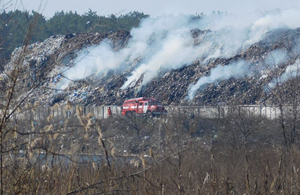 Дим накриває будинки: в Житомирі знову палає міське сміттєзвалище. ФОТО