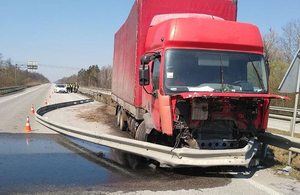 На автотрасі в Житомирській області вантажівка знесла відбійник. ФОТО