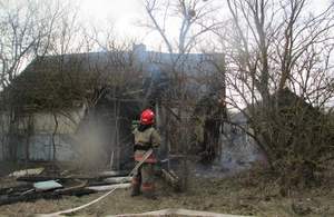 На Житомирщині вогонь від сухої трави перекинувся на село: пошкоджено житлові будинки