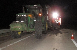 Смертельна ДТП на Житомирщині: після зіткнення з трактором легковик перетворився на купу металу. ФОТО