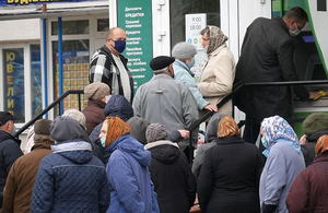 Карантин у Житомирі: до банків та поштових відділень вишукувались черги з пенсіонерів. ФОТО