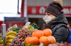 На Житньому ринку, попри встановлені правила, не всі покупці одягають маски