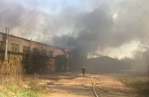 Рятувальникам вдалося локалізувати пожежу на Польовій: вогонь знищив покрівлю підприємства. ФОТО