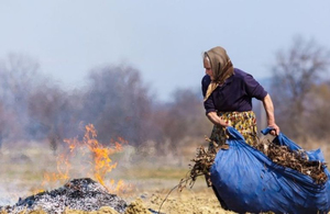 На Житомирщині від опіків загинула пенсіонерка, яка вирішила спалити суху траву