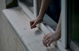 На Житомирщині жінка вирішила покурити і випала з вікна 4-го поверху