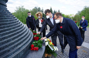 «Ніколи знову»: у Житомирі влада вшанувала пам'ять загиблих у Другій світовій і привітала ветеранів. ФОТО