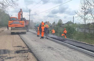 На околиці Житомира ремонтують дорогу до села Вереси. ФОТО