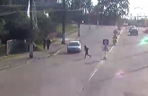 В Житомирі пішохід кинувся під колеса авто: момент ДТП зняли камери відеоспостереження