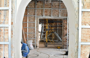 У Житомирі продовжується ремонт будівлі, куди переїде музей природи і мамонт. ФОТО