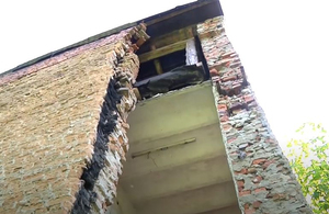 У центрі Житомира руйнується старий будинок: цегла падає під ноги перехожим. ВІДЕО