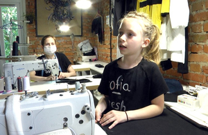 8-річна школярка з Житомира на карантині почала створювати футболки з текстурними малюнками