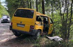 На Житомирщині мікроавтобус влетів у дерево: одна людина загинула, троє в лікарні