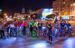 У Житомирі велосипедисти провели яскраву Велоніч проїхавши по нічному місту. ВІДЕО