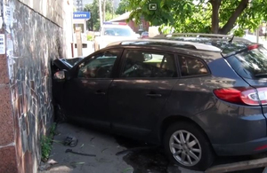 ДТП у Житомирі: автомобіль на швидкості протаранив будинок, водій в лікарні. ВІДЕО