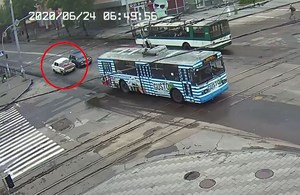 У центрі Житомира ВАЗ врізався у тролейбус: момент ДТП потрапив на відео