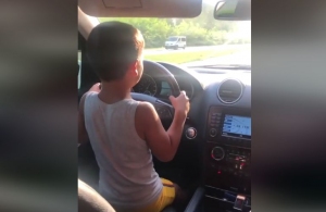 У Житомирі 7-річний хлопчик за кермом Mercedes мчав на швидкості 100 км/год: у мережі обговорюють відео