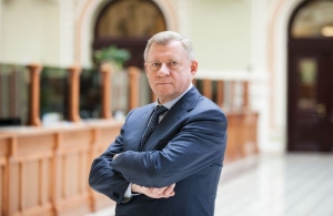 Глава НБУ Яків Смолій подав у відставку «через систематичний політичний тиск»