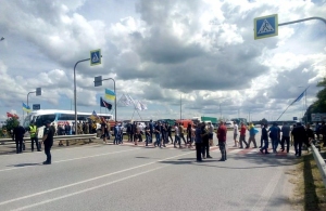 У передмісті Житомира протестувальники перекрили трасу Київ-Чоп. ФОТО