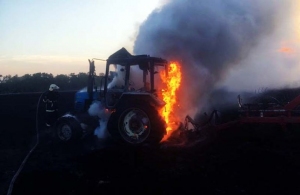 На Житомирщині під час роботи в полі вщент згорів трактор. ФОТО