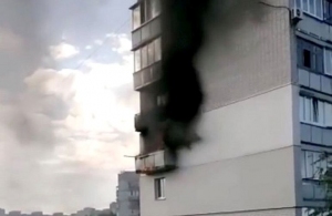 У Житомирі сусід-курець підпалив чужий балкон: квартиру встигли врятувати від вогню. ФОТО