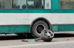 ДТП у Житомирі: Ford врізався в тролейбус і загубив колесо. ФОТО