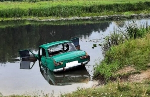 У Житомирській області «Москвич» з'їхав з дороги в річку і потонув разом з водієм