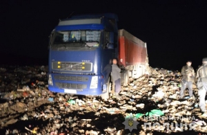 Львівське сміття подорожує Житомирщиною: вночі у Коростені затримали три вантажівки. ВІДЕО