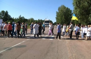 Працівники житомирської психлікарні влаштували протест і перекрили міжнародну автотрасу. ФОТО