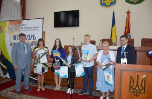 Заступник Міністра освіти нагородив у Житомирі випускників, що здали ЗНО на 200 балів. ФОТО