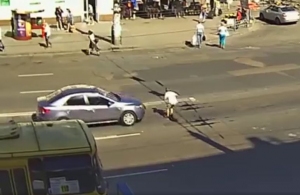 У Житомирі дитина на самокаті потрапила під машину: момент ДТП зафіксували камери