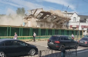 Знесення будівлі в Житомирі ледь не закінчилося трагедією: стіна впала на перехожих. ВІДЕО