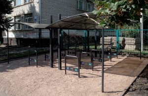 Чотири школи Житомирської громади відтепер мають сучасні велосипедні парковки. ФОТО