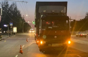 У Житомирі підліток вибіг на дорогу і був збитий вантажівкою: момент ДТП потрапив на відео