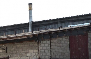 «Смердить сильно і димить»: жителі Польової скаржаться на деревообробне підприємство. ВІДЕО