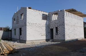 У Житомирі за кошти меценатів будують два дитячі будинки сімейного типу. ФОТО